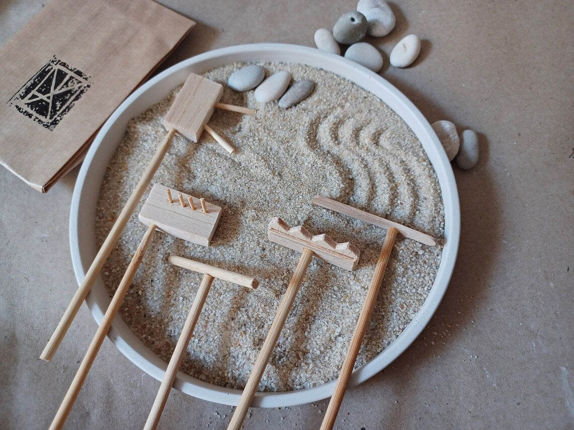 Mini zen garden // meditative practice // stress relief // desk mini garden // mindfulness //