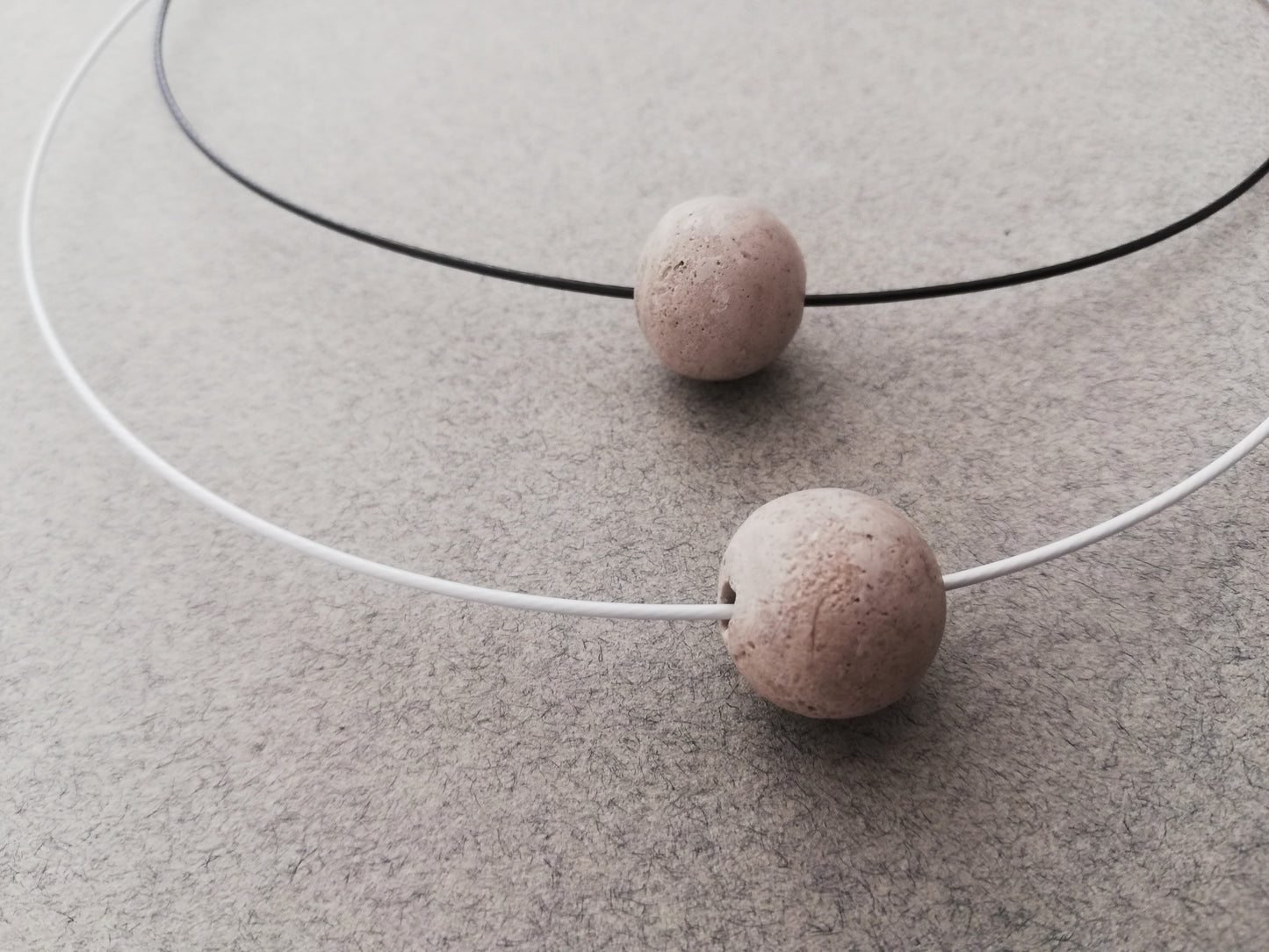 wire necklace / gray sphere