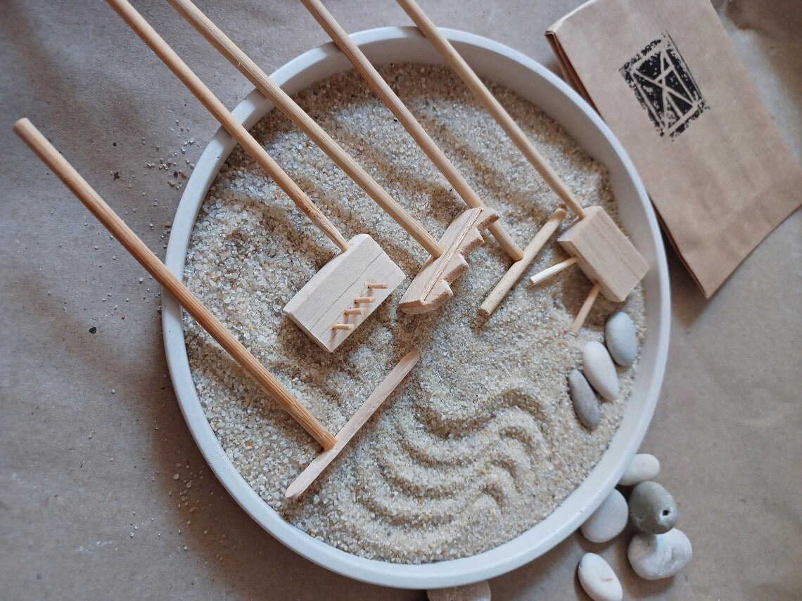 Mini zen garden // meditative practice // stress relief // desk mini garden // mindfulness //
