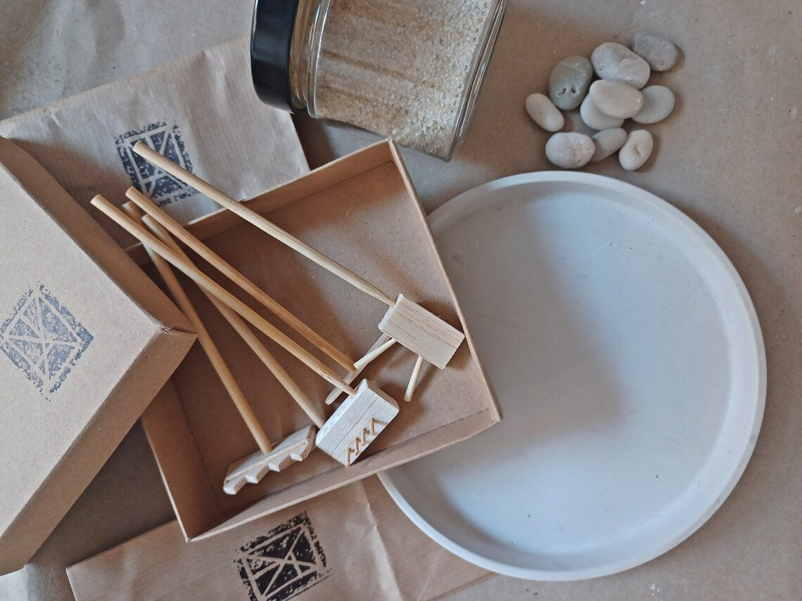 Mini zen garden // meditative practice // stress relief // desk mini garden // mindfulness //