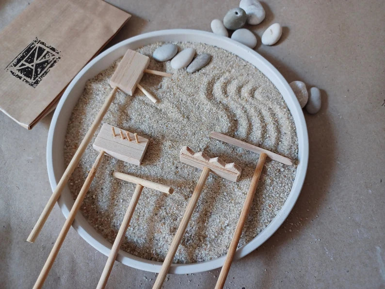 Mini zen garden // meditative practice // stress relief // desk mini garden // mindfulness //