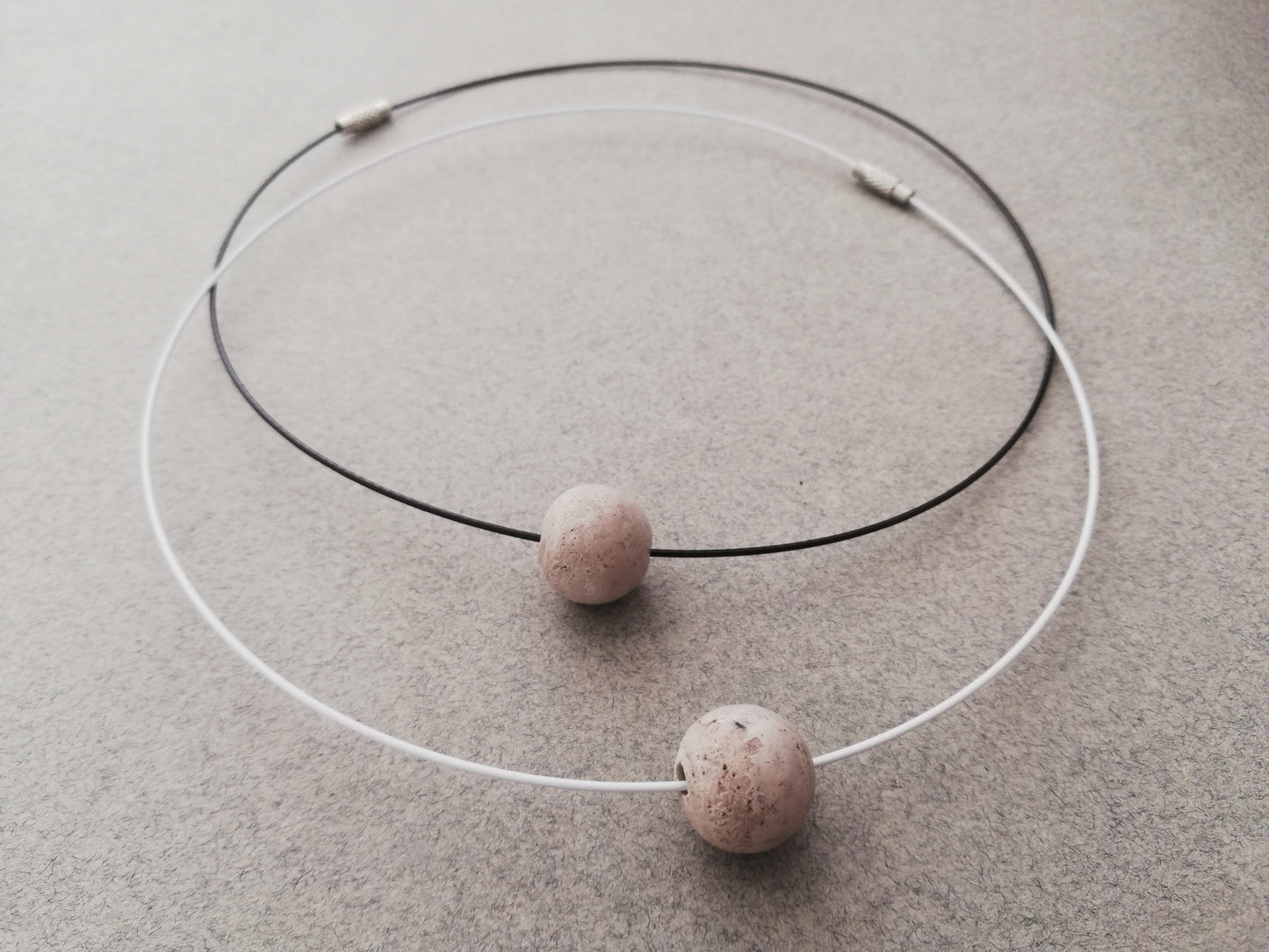wire necklace / gray sphere